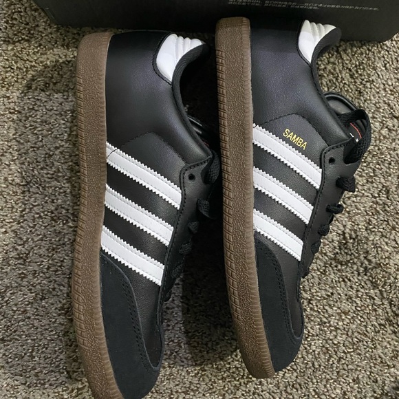 Adidas Samba in black/white color way. In men’s size 5.5/ women’s size 7 - Picture 3 of 6